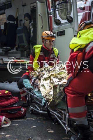  16.10.2013 WARSZAWA WTARGNIECIE ZABOJCY DO SZKOLY N/Z AKCJA RATUNKOWA RATOWNICY MEDYCZNI  