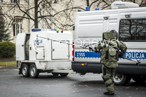  16.10.2013 WARSZAWA WTARGNIECIE ZABOJCY DO SZKOLY N/Z POLICJANT SAPER  