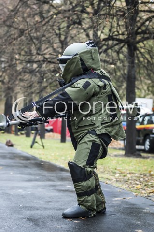  16.10.2013 WARSZAWA WTARGNIECIE ZABOJCY DO SZKOLY N/Z POLICJANT SAPER  