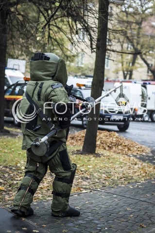  16.10.2013 WARSZAWA WTARGNIECIE ZABOJCY DO SZKOLY N/Z POLICJANT SAPER  