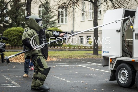  16.10.2013 WARSZAWA WTARGNIECIE ZABOJCY DO SZKOLY N/Z POLICJANT SAPER  