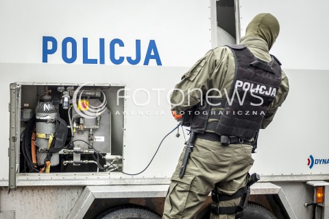  16.10.2013 WARSZAWA WTARGNIECIE ZABOJCY DO SZKOLY N/Z POLICJANT SAPER NEUTRALIZACJA BOMBY  