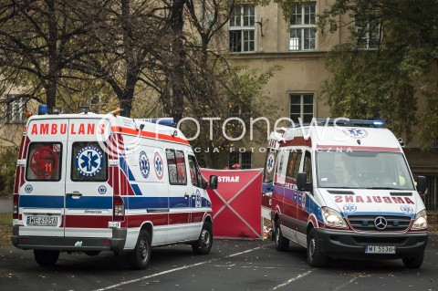  16.10.2013 WARSZAWA WTARGNIECIE ZABOJCY DO SZKOLY N/Z KARETKI POGOTOWIA AMBULANS  