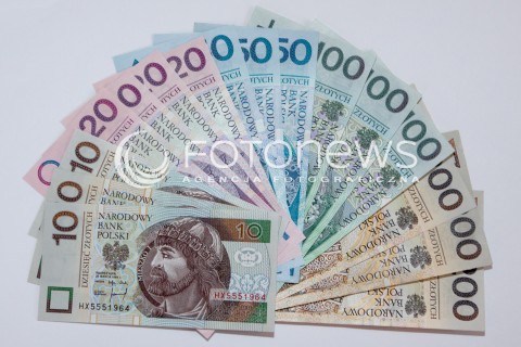  22.10.2013 RZESZOW ZDJECIE ILUSTRACYJNE<br />
BANKNOTY PIENIADZE GOTOWKA KASA<br />
N/Z PLIK PIENIEDZY<br />
 