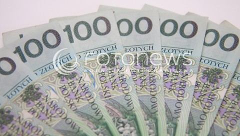  22.10.2013 RZESZOW ZDJECIE ILUSTRACYJNE<br />
BANKNOTY PIENIADZE GOTOWKA KASA<br />
N/Z PLIK PIENIEDZY 100 ZLOTOWE BANKNOTY<br />
 