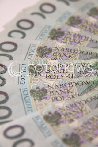  22.10.2013 RZESZOW ZDJECIE ILUSTRACYJNE<br />
BANKNOTY PIENIADZE GOTOWKA KASA<br />
N/Z PLIK PIENIEDZY 100 ZLOTOWE BANKNOTY<br />
 