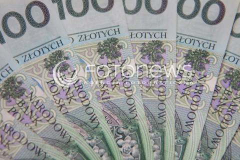  22.10.2013 RZESZOW ZDJECIE ILUSTRACYJNE<br />
BANKNOTY PIENIADZE GOTOWKA KASA<br />
N/Z PLIK PIENIEDZY 100 ZLOTOWE BANKNOTY<br />
 