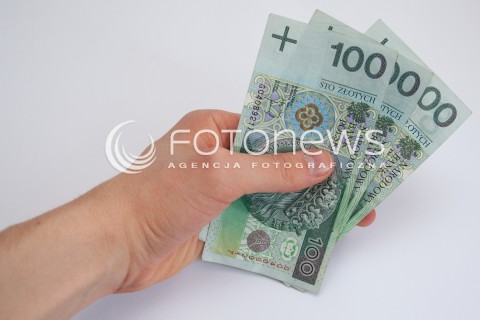 22.10.2013 RZESZOW ZDJECIE ILUSTRACYJNE<br />
BANKNOTY PIENIADZE GOTOWKA KASA<br />
N/Z PLIK PIENIEDZY 100 ZLOTOWE BANKNOTY<br />
 