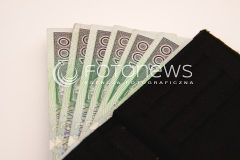  22.10.2013 RZESZOW ZDJECIE ILUSTRACYJNE<br />
BANKNOTY PIENIADZE GOTOWKA KASA<br />
N/Z PLIK PIENIEDZY 100 ZLOTOWE BANKNOTY PORTFEL<br />
 