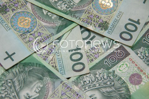  22.10.2013 RZESZOW ZDJECIE ILUSTRACYJNE<br />
BANKNOTY PIENIADZE GOTOWKA KASA<br />
N/Z PLIK PIENIEDZY 100 ZLOTOWE BANKNOTY<br />
 