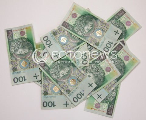  22.10.2013 RZESZOW ZDJECIE ILUSTRACYJNE<br />
BANKNOTY PIENIADZE GOTOWKA KASA<br />
N/Z PLIK PIENIEDZY 100 ZLOTOWE BANKNOTY<br />
 