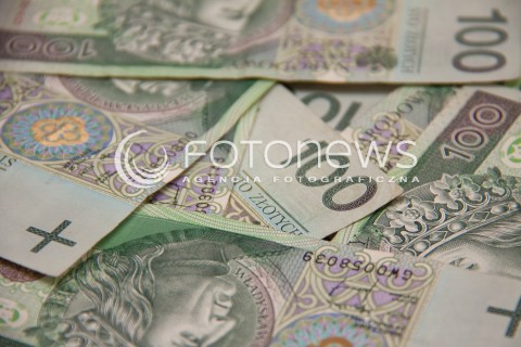  22.10.2013 RZESZOW ZDJECIE ILUSTRACYJNE<br />
BANKNOTY PIENIADZE GOTOWKA KASA<br />
N/Z PLIK PIENIEDZY 100 ZLOTOWE BANKNOTY<br />
 