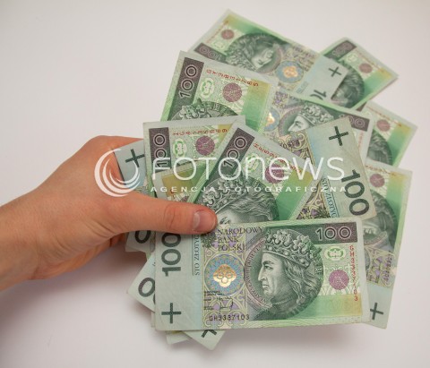  22.10.2013 RZESZOW ZDJECIE ILUSTRACYJNE<br />
BANKNOTY PIENIADZE GOTOWKA KASA<br />
N/Z PLIK PIENIEDZY 100 ZLOTOWE BANKNOTY<br />
 