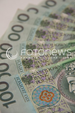  22.10.2013 RZESZOW ZDJECIE ILUSTRACYJNE<br />
BANKNOTY PIENIADZE GOTOWKA KASA<br />
N/Z PLIK PIENIEDZY 100 ZLOTOWE BANKNOTY<br />
 