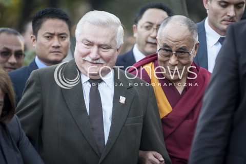  23.10.2013 WARSZAWA NOBLISCI POSADZILI DRZEWO PAMIECI N/Z DALAJLAMA LECH WALESA  