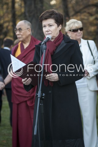  23.10.2013 WARSZAWA NOBLISCI POSADZILI DRZEWO PAMIECI N/Z PREZYDENT WARSZAWY HANNA GRONKIEWICZ WALTZ  