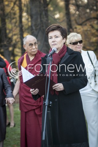  23.10.2013 WARSZAWA NOBLISCI POSADZILI DRZEWO PAMIECI N/Z PREZYDENT WARSZAWY HANNA GRONKIEWICZ WALTZ  
