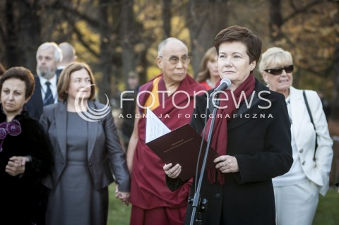  23.10.2013 WARSZAWA NOBLISCI POSADZILI DRZEWO PAMIECI N/Z PREZYDENT WARSZAWY HANNA GRONKIEWICZ WALTZ  