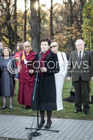  23.10.2013 WARSZAWA NOBLISCI POSADZILI DRZEWO PAMIECI N/Z PREZYDENT WARSZAWY HANNA GRONKIEWICZ WALTZ DALAJLAMA LECH WALESA  