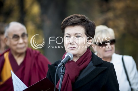  23.10.2013 WARSZAWA NOBLISCI POSADZILI DRZEWO PAMIECI N/Z PREZYDENT WARSZAWY HANNA GRONKIEWICZ WALTZ  