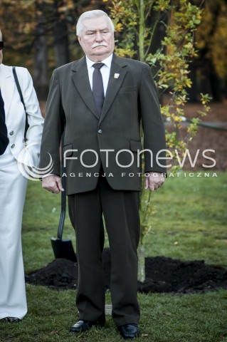  23.10.2013 WARSZAWA NOBLISCI POSADZILI DRZEWO PAMIECI N/Z LECH WALESA  