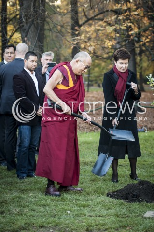  23.10.2013 WARSZAWA NOBLISCI POSADZILI DRZEWO PAMIECI N/Z DALAJLAMA PREZYDENT WARSZAWY HANNA GRONKIEWICZ WALTZ  