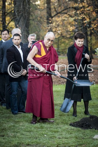  23.10.2013 WARSZAWA NOBLISCI POSADZILI DRZEWO PAMIECI N/Z DALAJLAMA PREZYDENT WARSZAWY HANNA GRONKIEWICZ WALTZ  