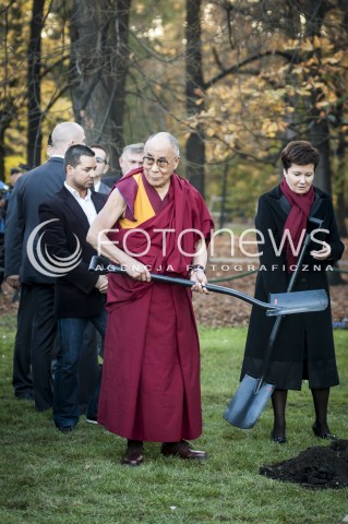  23.10.2013 WARSZAWA NOBLISCI POSADZILI DRZEWO PAMIECI N/Z DALAJLAMA PREZYDENT WARSZAWY HANNA GRONKIEWICZ WALTZ  