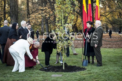  23.10.2013 WARSZAWA NOBLISCI POSADZILI DRZEWO PAMIECI N/Z DALAJLAMA PREZYDENT WARSZAWY HANNA GRONKIEWICZ WALTZ LECH WALESA  