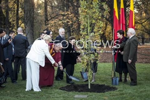  23.10.2013 WARSZAWA NOBLISCI POSADZILI DRZEWO PAMIECI N/Z DALAJLAMA PREZYDENT WARSZAWY HANNA GRONKIEWICZ WALTZ LECH WALESA  