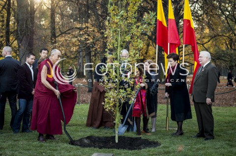  23.10.2013 WARSZAWA NOBLISCI POSADZILI DRZEWO PAMIECI N/Z DALAJLAMA PREZYDENT WARSZAWY HANNA GRONKIEWICZ WALTZ LECH WALESA  