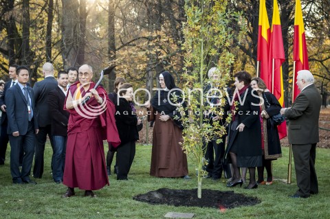 Nobliści sadzą Drzewo Pamięci w Warszawie