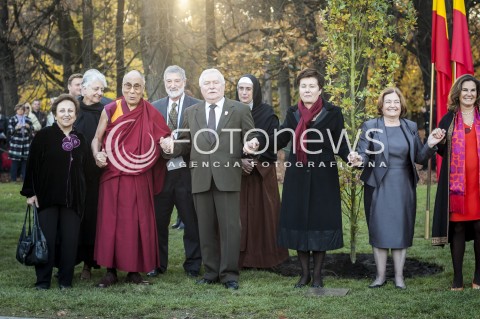  23.10.2013 WARSZAWA NOBLISCI POSADZILI DRZEWO PAMIECI N/Z DALAJLAMA LECH WALESA PREZYDENT WARSZAWY HANNA GRONKIEWICZ WALTZ  