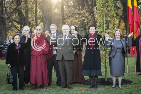  23.10.2013 WARSZAWA NOBLISCI POSADZILI DRZEWO PAMIECI N/Z DALAJLAMA LECH WALESA PREZYDENT WARSZAWY HANNA GRONKIEWICZ WALTZ  