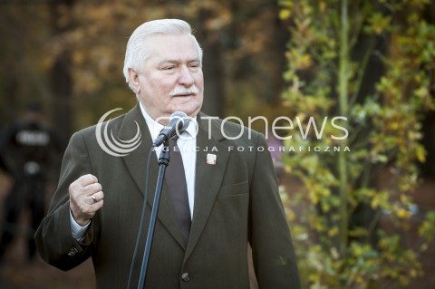  23.10.2013 WARSZAWA NOBLISCI POSADZILI DRZEWO PAMIECI N/Z LECH WALESA  