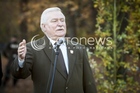  23.10.2013 WARSZAWA NOBLISCI POSADZILI DRZEWO PAMIECI N/Z LECH WALESA  