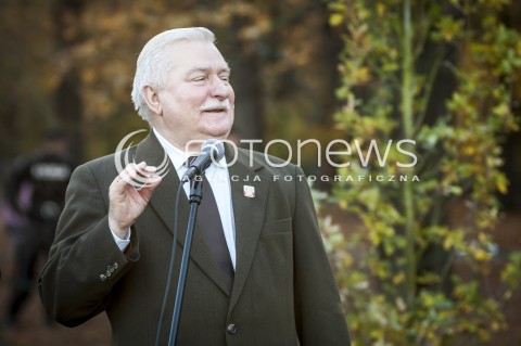  23.10.2013 WARSZAWA NOBLISCI POSADZILI DRZEWO PAMIECI N/Z LECH WALESA  