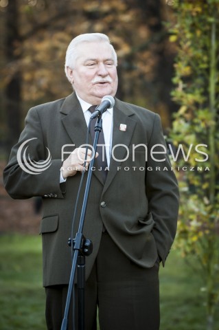  23.10.2013 WARSZAWA NOBLISCI POSADZILI DRZEWO PAMIECI N/Z LECH WALESA  