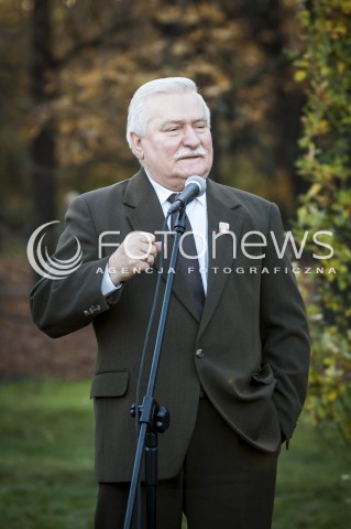  23.10.2013 WARSZAWA NOBLISCI POSADZILI DRZEWO PAMIECI N/Z LECH WALESA  