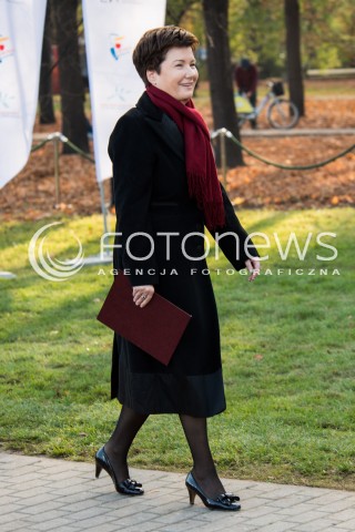  23.10.2013 WARSZAWA<br />NOBLISCI SADZA DRZEWO PAMIECI W OGRODZIE SASKIM<br />N/Z ANNA GRONKIEWICZ-WALTZ<br /> 