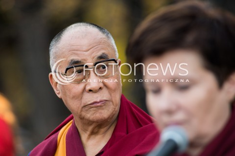  23.10.2013 WARSZAWA<br />NOBLISCI SADZA DRZEWO PAMIECI W OGRODZIE SASKIM<br />N/Z DALAJLAMA<br /> 