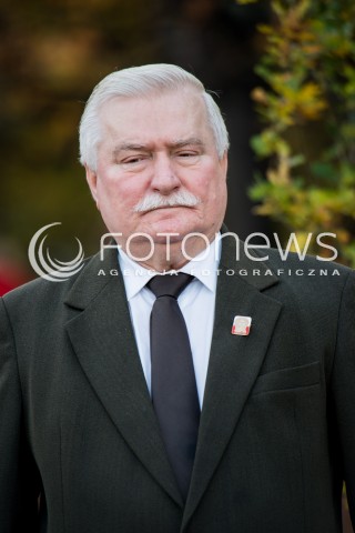  23.10.2013 WARSZAWA<br />NOBLISCI SADZA DRZEWO PAMIECI W OGRODZIE SASKIM<br />N/Z LECH WALESA<br /> 