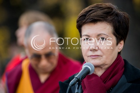  23.10.2013 WARSZAWA<br />NOBLISCI SADZA DRZEWO PAMIECI W OGRODZIE SASKIM<br />N/Z HANNA GRONKIEWICZ-WALTZ<br /> 