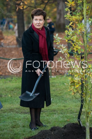  23.10.2013 WARSZAWA<br />NOBLISCI SADZA DRZEWO PAMIECI W OGRODZIE SASKIM<br />N/Z HANNA GRONKIEWICZ-WALTZ<br /> 