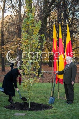  23.10.2013 WARSZAWA<br />NOBLISCI SADZA DRZEWO PAMIECI W OGRODZIE SASKIM<br />N/Z HANNA GRONKIEWICZ-WALTZ LECH WALESA<br /> 