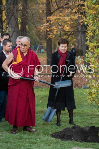  23.10.2013 WARSZAWA<br />NOBLISCI SADZA DRZEWO PAMIECI W OGRODZIE SASKIM<br />N/Z DALAJLAMA HANNA GRONKIEWICZ-WALTZ<br /> 
