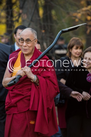  23.10.2013 WARSZAWA<br />NOBLISCI SADZA DRZEWO PAMIECI W OGRODZIE SASKIM<br />N/Z DALAJLAMA<br /> 