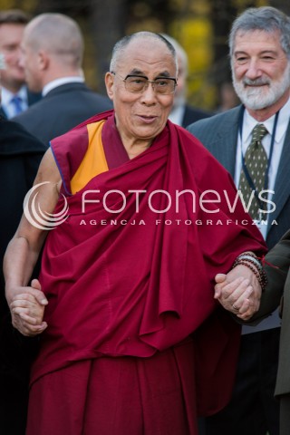  23.10.2013 WARSZAWA<br />NOBLISCI SADZA DRZEWO PAMIECI W OGRODZIE SASKIM<br />N/Z DALAJLAMA<br /> 