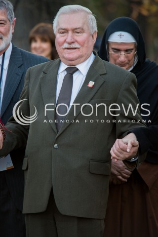  23.10.2013 WARSZAWA<br />NOBLISCI SADZA DRZEWO PAMIECI W OGRODZIE SASKIM<br />N/Z LECH WALESA<br /> 