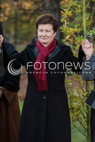  23.10.2013 WARSZAWA<br />NOBLISCI SADZA DRZEWO PAMIECI W OGRODZIE SASKIM<br />N/Z ANNA GRONKIEWICZ-WALTZ<br /> 